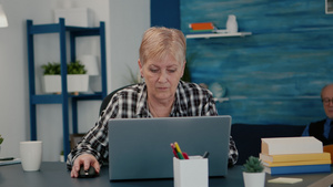 在家用笔记本电脑工作的老年中年女商人14秒视频