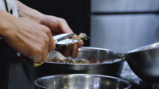 厨师备菜清理海鲜海虾视频
