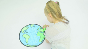 在一张世界地图上染色的年轻女孩19秒视频