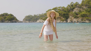 俏皮的少女在夏日海滩上17秒视频