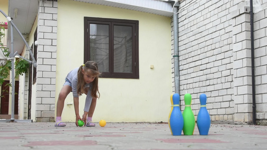5岁女孩在院子里玩儿童保龄球视频