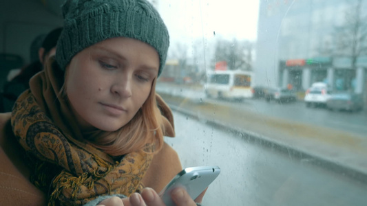 下雨天在公共汽车上使用电话的妇女视频