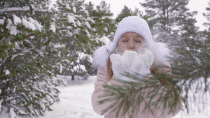 青少年少女在冬天吹雪在寒冷的森林里扔雪19秒视频