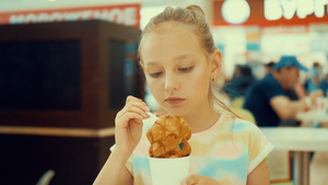 少女吃美味甜点冰淇淋咖啡馆里有泡泡松饼14秒视频