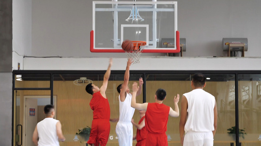 篮球运动员过人上篮抢篮板视频