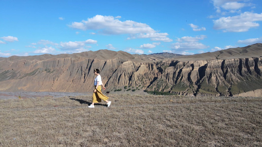 航拍新疆旅游景点安集海大峡谷行走的游客少女侧影4k素材[选题]视频