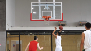 篮球运动员跑位传球投篮17秒视频