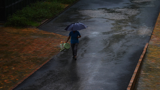 下雨天街头女性行人街景慢镜头升格摄影4k素材视频