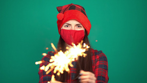 戴着烟花爆竹和圣诞帽的漂亮女人戴着防护面罩11秒视频