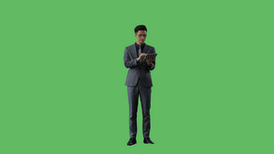 4k绿幕合成抠像商务男士使用平板电脑全身视频19秒视频
