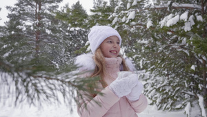 可爱的女孩在雪地树林里笑13秒视频