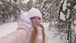 女孩的手在雪地树林前行15秒视频