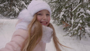 快乐的姑娘手穿过冰雪的道路27秒视频