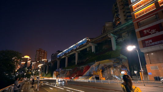 4K实拍重庆穿楼网红李子坝轻轨夜景[穿房]视频