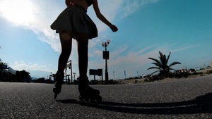 穿裙子和比基尼的女孩在海滩旁边的一条路边30秒视频