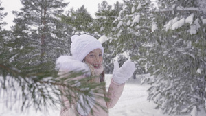 美丽的年轻少女在雪林中22秒视频