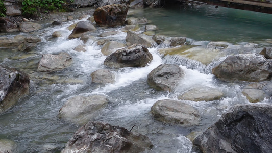 1080p升格拍摄慢动作流过石头的溪流源泉素材视频