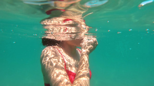 女孩在水下梳理头发25秒视频