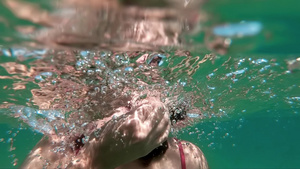 一个女孩在水下做头发的慢动作21秒视频