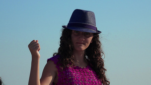暑假假期旅行和人的概念—带草帽的微笑女孩在沙滩上跳舞10秒视频