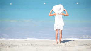 在海边戴帽子的小女孩在卡比巴度假的时候21秒视频