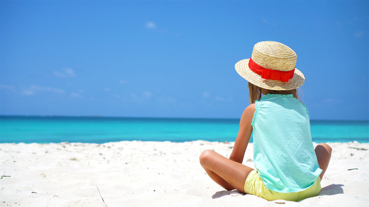 在海边的小女孩戴帽子的小女孩在卡比巴度假的时候视频