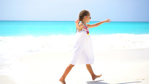 可爱的小女孩在狂喜节度假时在海滩散步13秒视频