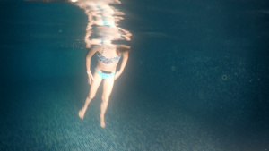 小女孩在泳池里翻转12秒视频