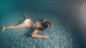 躺在黑池塘底砖上躺着的溺水女性7秒视频