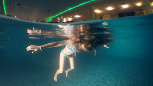 沉溺在暗泳池表面的水下风景中的女孩8秒视频