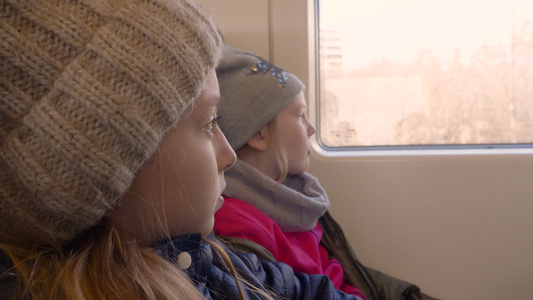 两个女孩透过窗子看年轻女孩乘火车旅行校对Portnoy视频