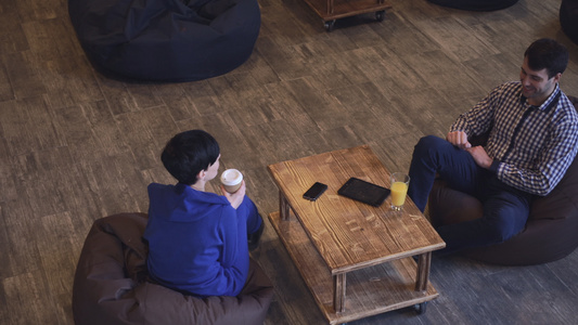 喝咖啡休息的男子与一个女人一起休息和交谈视频
