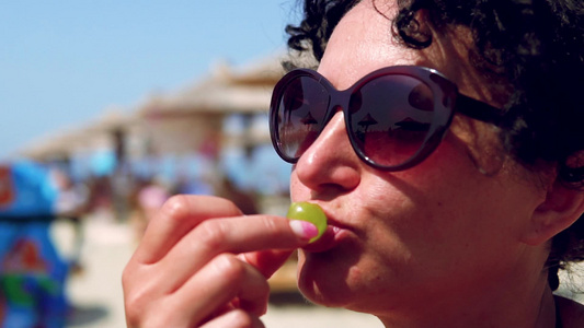 在海滩上吃葡萄慢动作电影Dof的电影拍制片时她视频