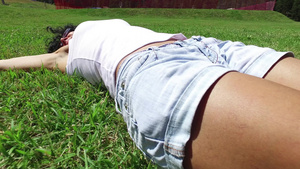 躺在草原上14秒视频