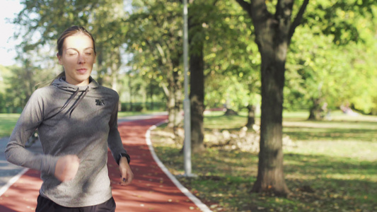 健身女孩在公园的天气合成轨迹表面跑步笑声视频