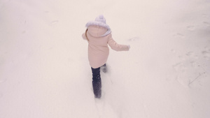 快乐的少女坠落在雪上32秒视频