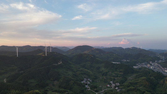 航拍高山风车夕阳风力发电新能源视频