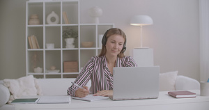 呼叫中心或技术支持的女性专家正在在家中接听客户的电话18秒视频
