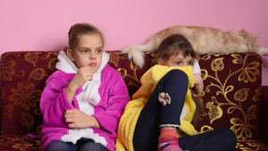 两个女孩坐在沙发上看电视节目28秒视频