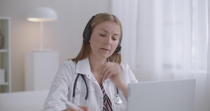 年轻女医生通过笔记本电脑与病人进行在线交流17秒视频