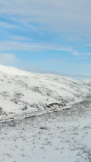 航拍川西高原山脉公路雪景视频公路运输42秒视频