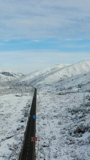 航拍川西高原山脉公路雪景视频公路运输42秒视频