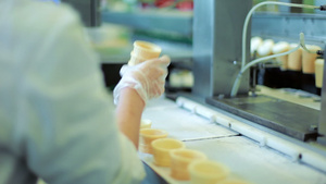 冰淇淋生产线的工厂人食品制造19秒视频