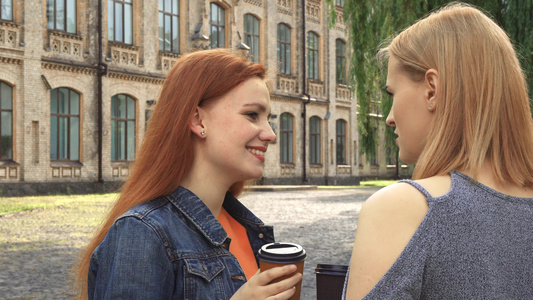 两个女孩聊天喝咖啡两个女孩在聊天视频