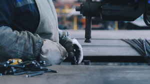 专业金属工从厂的钢铁中制造金属21秒视频