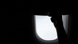 乘飞机旅行的年轻女性女孩的手在空中旅行期间向上滑动9秒视频