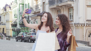 购物后在智能手机上自拍的可爱女性朋友11秒视频