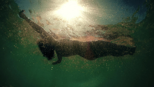 女人漂浮在水上日落海底视频