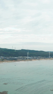 航拍海岸线的风车养殖业视频