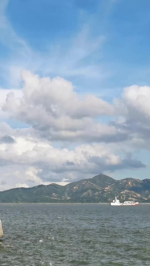 晴朗的天空下海岸边的白色灯塔蓝天白云41秒视频